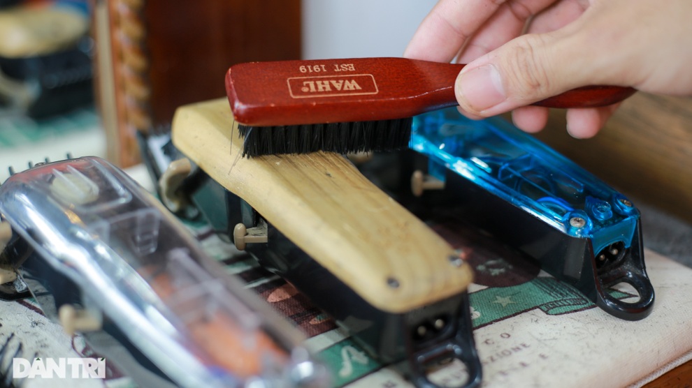 Thợ cắt tóc thất nghiệp chuyển nghề mưu sinh qua ngày - 2 Thợ cắt tóc thất nghiệp chuyển nghề mưu sinh qua ngày - 2