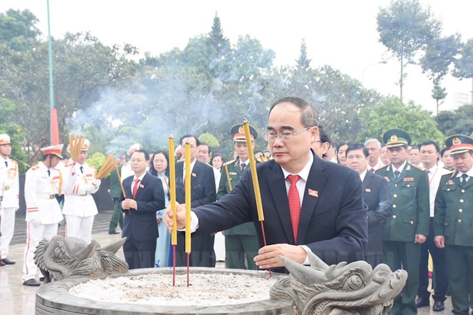 Đoàn Đại biểu dự Đại hội Đảng bộ TP.HCM dâng hương tưởng niệm anh hùng liệt sĩ - Ảnh 1.