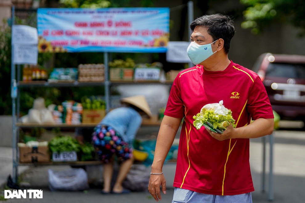 Cận cảnh siêu thị 0 đồng phục vụ người dân trong khu cách ly ở TPHCM - 8 Cận cảnh siêu thị 0 đồng phục vụ người dân trong khu cách ly ở TPHCM - 8