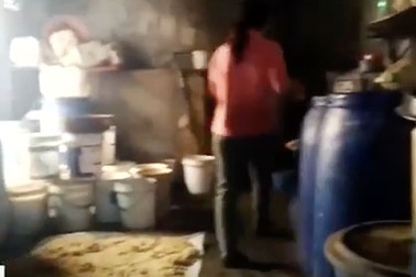 Mục sở thị cơ sở sản xuất rượu siêu bẩn