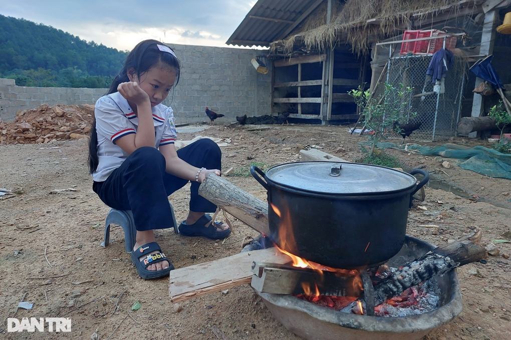 Mẹ ung thư, bố ở bệnh viện, bé gái 8 tuổi bơ vơ trong căn nhà trống hoác - 3 Mẹ ung thư, bố ở bệnh viện, bé gái 8 tuổi bơ vơ trong căn nhà trống hoác - 3