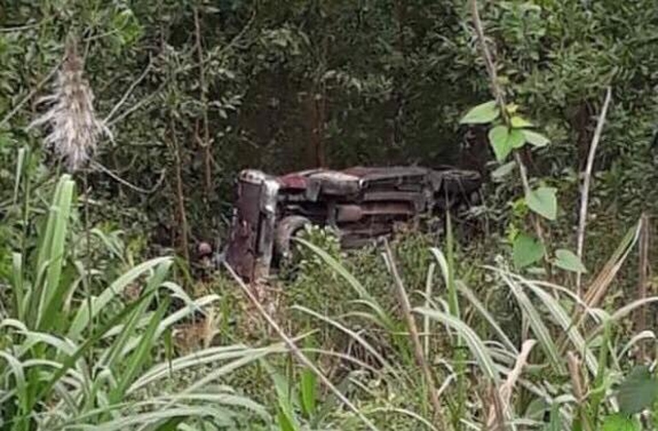 Xe bán tải lao xuống vực, 1 người chết, 3 người nhập viện - 1