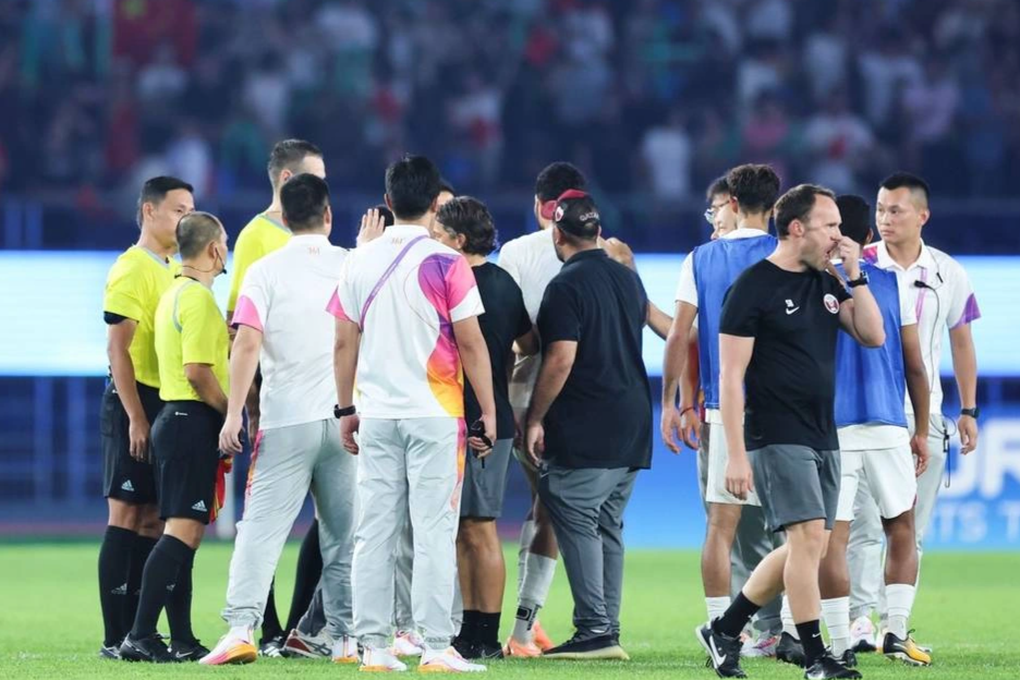 Cầu thủ Qatar quây chặt hỏi tội trọng tài vì thiên vị chủ nhà Trung Quốc - 2 Cầu thủ Qatar quây chặt hỏi tội trọng tài vì thiên vị chủ nhà Trung Quốc - 2