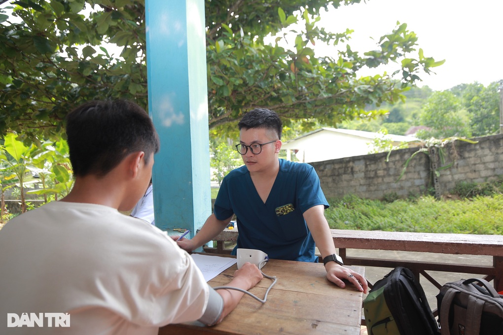 Người dân xã nghèo vui mừng khi được khám bệnh, nhận thuốc miễn phí - 3 Người dân xã nghèo vui mừng khi được khám bệnh, nhận thuốc miễn phí - 3