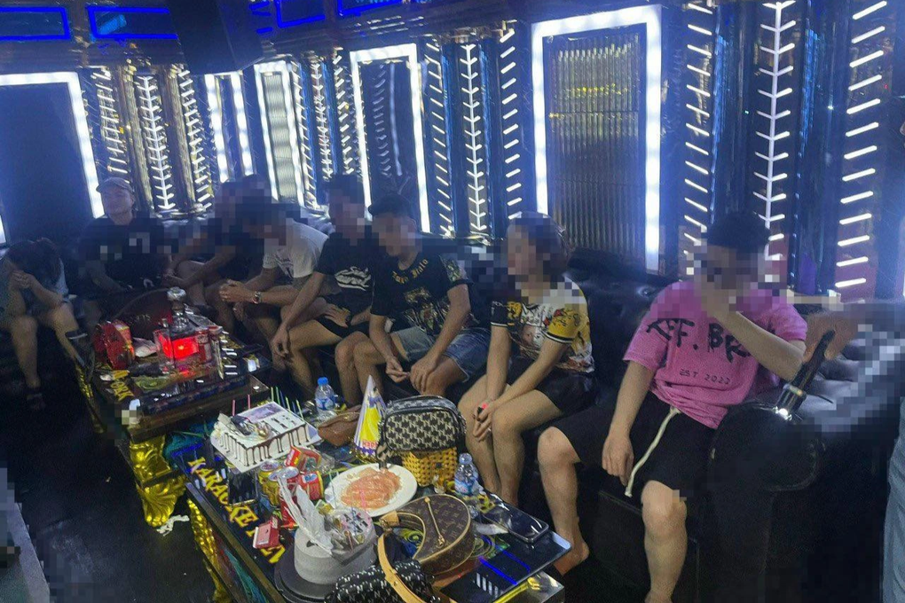 Hà Nội: 19 nam, nữ bay lắc trong quán karaoke đang sửa chữa - 1 Hà Nội: 19 nam, nữ bay lắc trong quán karaoke đang sửa chữa - 1