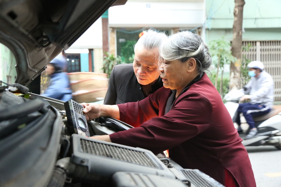 Người phụ nữ 72 tuổi sửa chữa ô tô: 50 năm gắn bó bởi tình yêu nghề - 1 Người phụ nữ 72 tuổi sửa chữa ô tô: 50 năm gắn bó bởi tình yêu nghề - 1