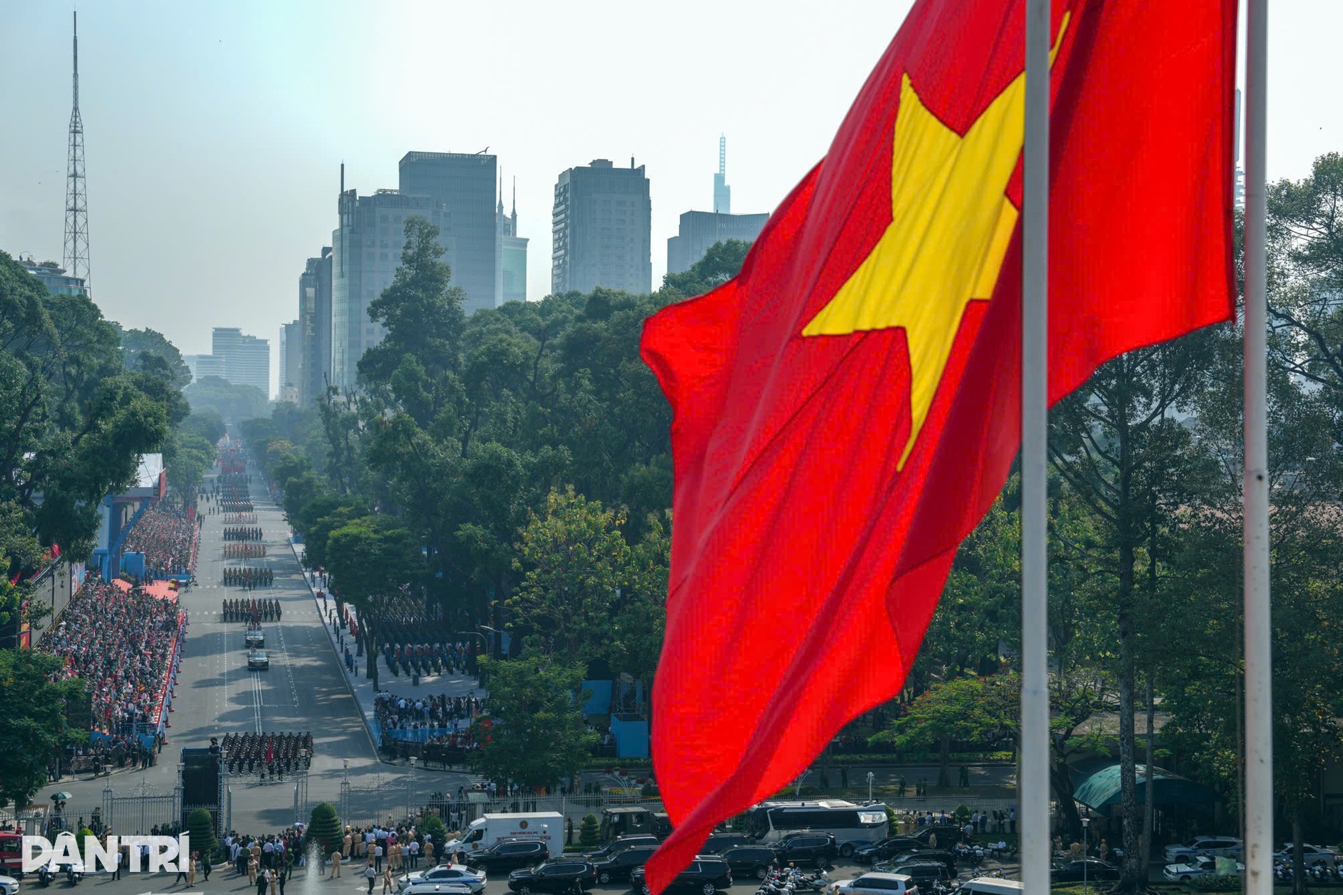 Đoàn quân kiêu hùng đi trong lòng nhân dân giữa TPHCM - 1 Đoàn quân kiêu hùng đi trong lòng nhân dân giữa TPHCM - 1