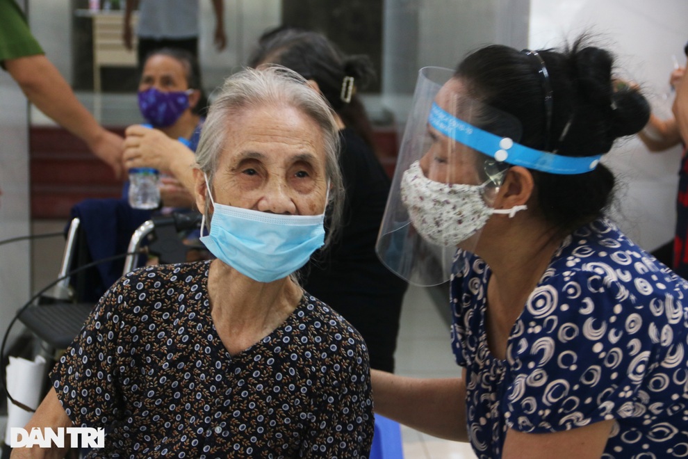 Công an Hà Nội tặng nhiều suất quà tới người già neo đơn gặp khó khăn - 6 Công an Hà Nội tặng nhiều suất quà tới người già neo đơn gặp khó khăn - 6