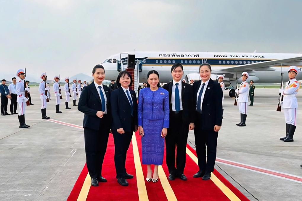 Bốn nữ sĩ quan bảo vệ Thủ tướng Thái Lan trong chuyến thăm Việt Nam - 1 Bốn nữ sĩ quan bảo vệ Thủ tướng Thái Lan trong chuyến thăm Việt Nam - 1