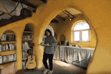 Vợ chồng tự nhào đất làm nhà 2 tầng lợp cỏ tranh hệt như cổ tích ở làng quê