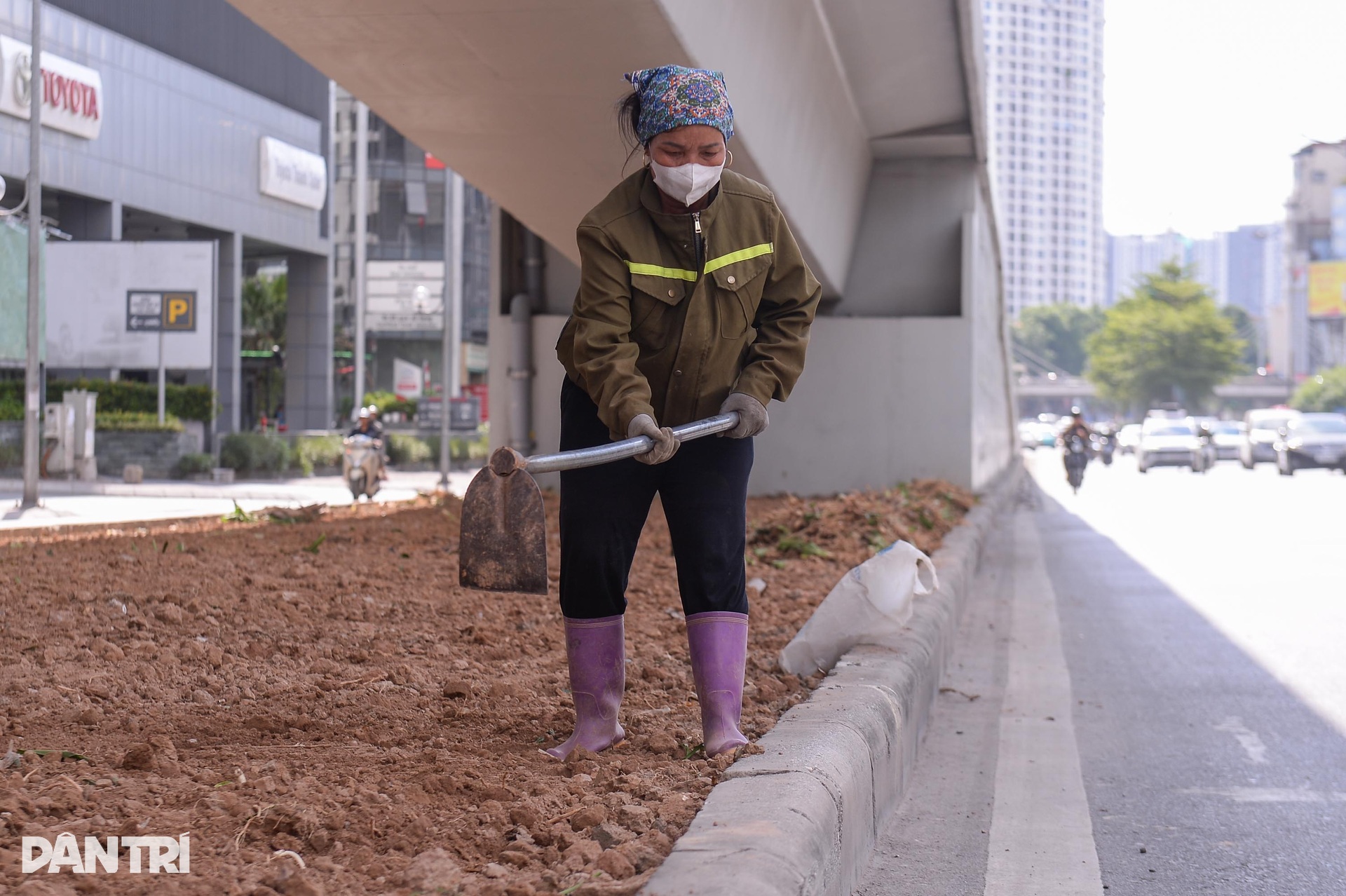 Đẫm mồ hôi mưu sinh dưới cái nắng đỉnh điểm gần 50 độ C ở Hà Nội - 14 Đẫm mồ hôi mưu sinh dưới cái nắng đỉnh điểm gần 50 độ C ở Hà Nội - 14