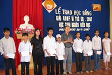 Báo Đầu tư và Quỹ khuyến học Việt Nam trao học bổng tại Hà Nam