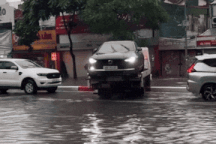 Nổi bật tuần qua: Xe cứu hộ chở theo ô tô tiền tỷ "trèo" qua dải phân cách