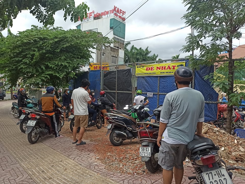 TPHCM: Để 100 người tụ tập gửi nhận hàng, bãi giữ xe bị phạt 30 triệu đồng - 1 TPHCM: Để 100 người tụ tập gửi nhận hàng, bãi giữ xe bị phạt 30 triệu đồng - 1
