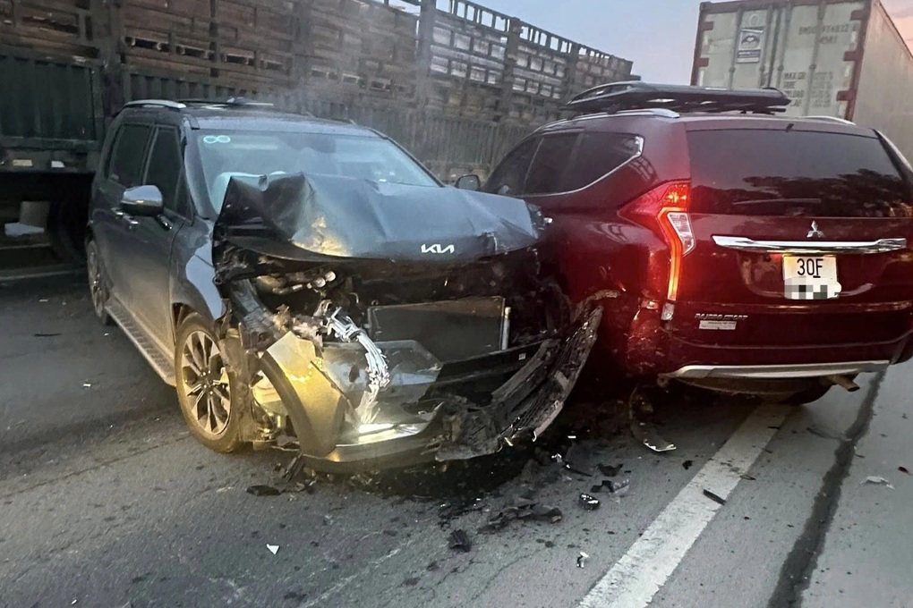 7 ô tô đâm liên hoàn trên cao tốc Nội Bài - Lào Cai - 1 7 ô tô đâm liên hoàn trên cao tốc Nội Bài - Lào Cai - 1
