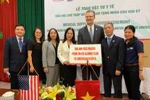 Đại sứ Mỹ tiếp nhận quà tặng 420.000 khẩu trang y tế từ Việt Nam