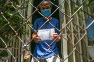 TPHCM phát tiền hỗ trợ Covid-19 tận nhà, dân nhận qua khe cửa vì sợ dịch
