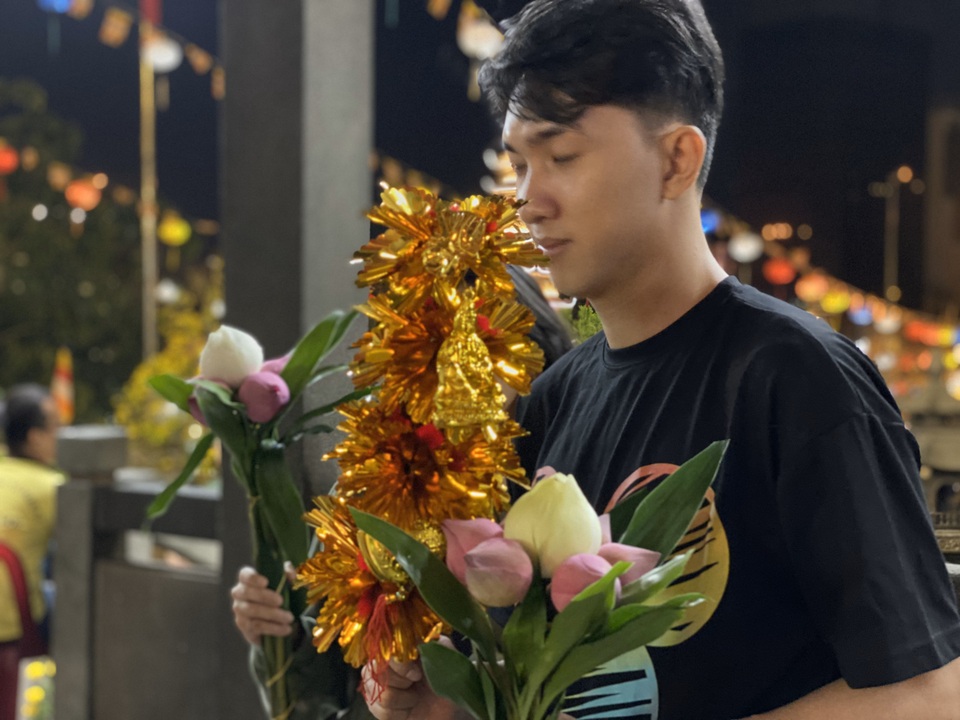Sau giao thừa, nhiều người đi chùa cầu bình an - 13 Sau giao thừa, nhiều người đi chùa cầu bình an - 13