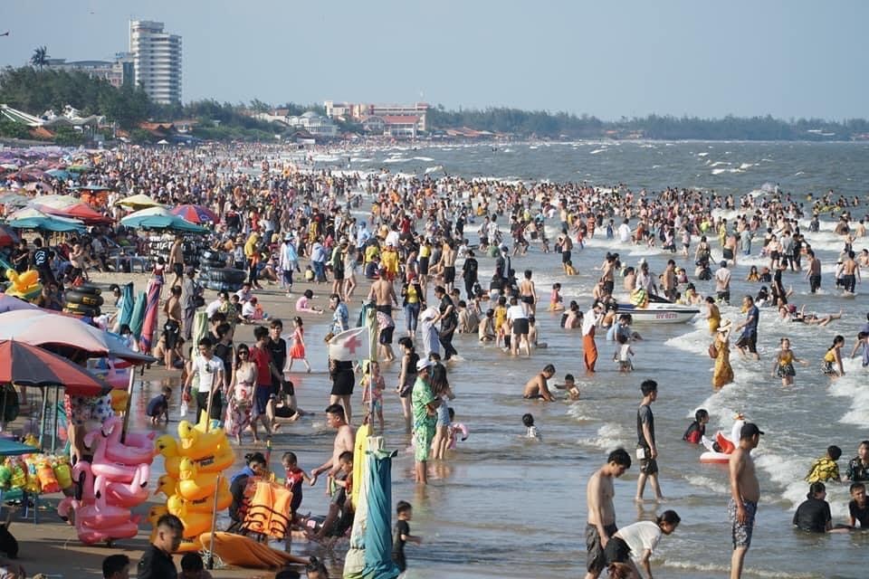 Vũng Tàu dừng nhiều dịch vụ, bay flycam tìm người không đeo khẩu trang - 4 Vũng Tàu dừng nhiều dịch vụ, bay flycam tìm người không đeo khẩu trang - 4