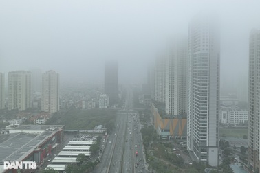 Mưa mù kéo dài, nhiều cao ốc tại Hà Nội "biến mất" trong làn sương dày đặc