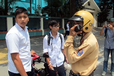 Công an Hà Nội xử lý hàng loạt học sinh đi xe máy
