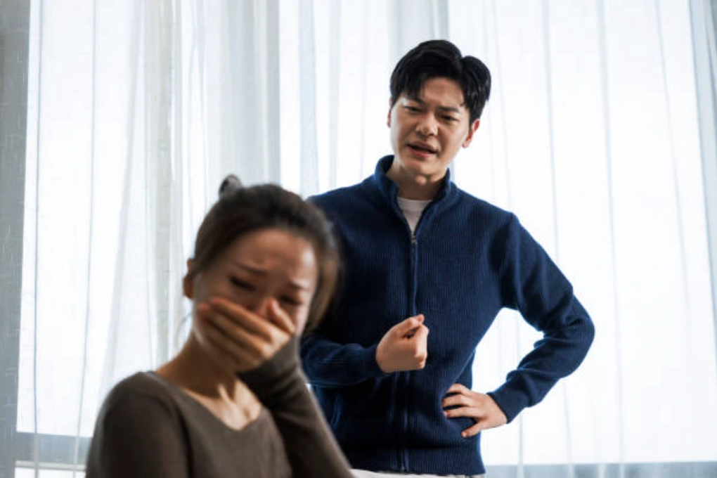 Sao anh lại ở đây? - vợ hỏi chưa dứt câu, chồng đã tung đòn xây xẩm mặt - 1 Sao anh lại ở đây? - vợ hỏi chưa dứt câu, chồng đã tung đòn xây xẩm mặt - 1