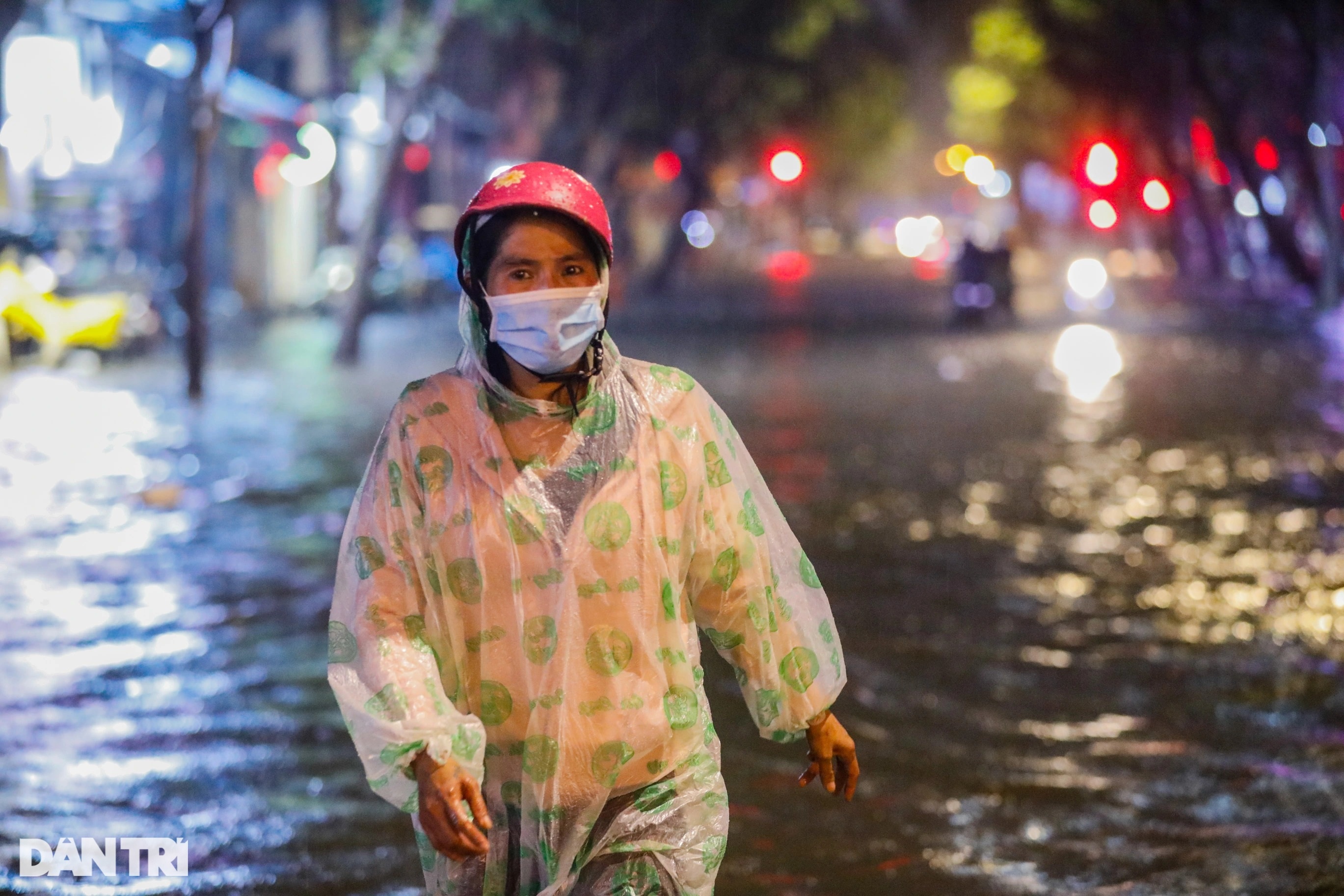 Trung tâm TPHCM ngập sâu do mưa lớn và triều cường, nhiều xe sang chết máy - 3 Trung tâm TPHCM ngập sâu do mưa lớn và triều cường, nhiều xe sang chết máy - 3