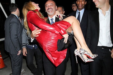 Kiều nữ gợi tình được “vua giày” bế bổng