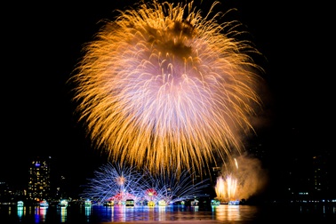 Anh và Ba Lan "đốn tim" khán giả với vũ điệu pháo hoa trên bầu trời Đà Nẵng