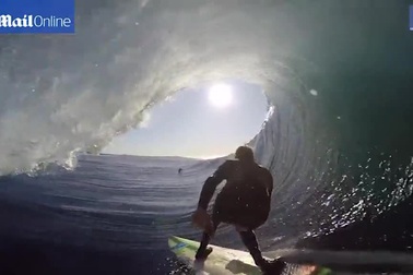 Khoảnh khắc "đẹp ngạt thở" của những ngọn sóng cuồn cuộn