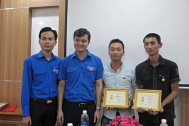 Vụ lật tàu ở Đà Nẵng: Trao huy hiệu Tuổi trẻ dũng cảm đến bạn trẻ xả thân cứu người