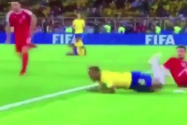 Thêm một video hài hước khác châm biếm thói ăn vạ của Neymar