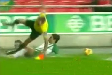 Clip trọng tài biên bị cầu thủ hạ "knock out"