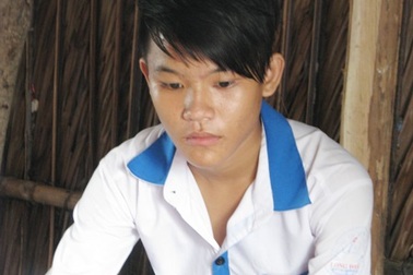 Vợ bỏ chồng nằm liệt giường, con đói khát