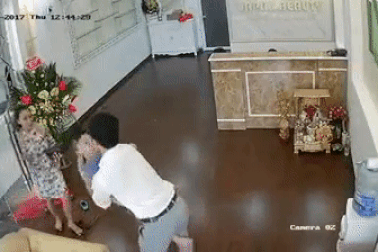 Clip: Nghẹt thở cảnh ông bố hà hơi thổi ngạt cứu con trai ngưng thở do sốt cao