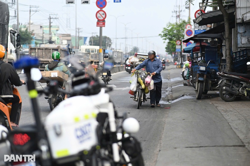 Đi ngược chiều để tiết kiệm thời gian, tài xế ở TPHCM bị phạt 5 triệu đồng - 3