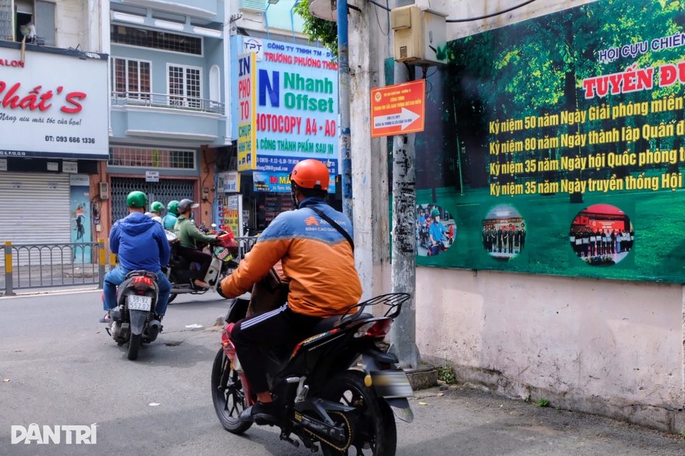 Người dân ở TPHCM làm bảng chỉ dẫn chặt hẻm, né tắc đường giờ cao điểm - 2 Người dân ở TPHCM làm bảng chỉ dẫn chặt hẻm, né tắc đường giờ cao điểm - 2