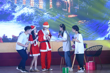 Học sinh, sinh viên Hà Nội thể hiện năng khiếu tiếng Anh và nghệ thuật