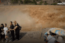 Dân Trung Quốc đổ xô tới chụp hình nước lũ cuồn cuộn