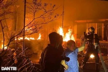 Gia chủ ngất xỉu khi nhìn thấy căn nhà bị thiêu rụi trong đêm