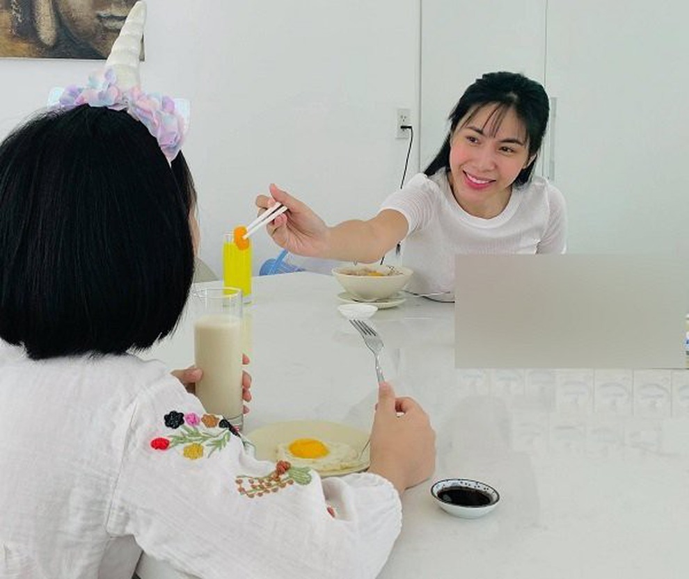 Ảnh ấn tượng những tiệm tóc 0 đồng chẳng lo đóng cửa của sao Việt - 12 Ảnh ấn tượng những tiệm tóc 0 đồng chẳng lo đóng cửa của sao Việt - 12