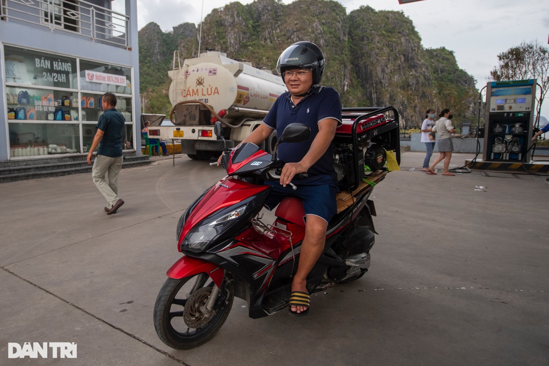 Hạ Long mất điện: Người dân mang thùng phi đi mua xăng dầu, sạc điện thoại - 9 Hạ Long mất điện: Người dân mang thùng phi đi mua xăng dầu, sạc điện thoại - 9