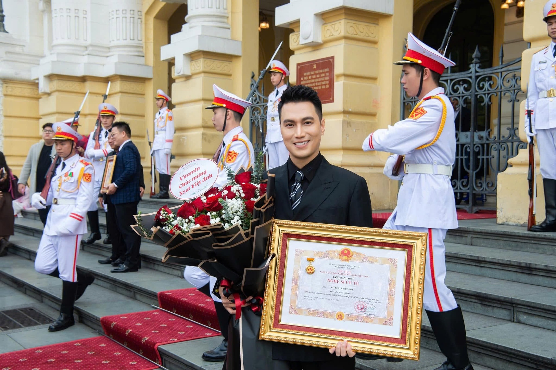 Việt Anh “lột xác’’ sau 20 năm, tuổi 45 trẻ trung với phong cách mới - 12 Việt Anh “lột xác’’ sau 20 năm, tuổi 45 trẻ trung với phong cách mới - 12