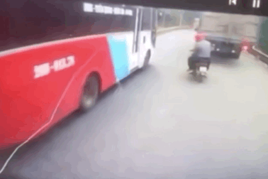 Lấn sang phần đường ngược chiều để vượt, xe khách đấu đầu xe tải