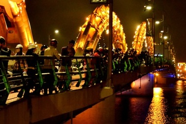 Một phụ nữ ra cầu Rồng nhảy sông tự vẫn