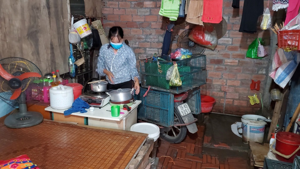 Người lao động nghèo lao đao giữa “cơn bão” dịch Covid-19 - 4 Người lao động nghèo lao đao giữa “cơn bão” dịch Covid-19 - 4