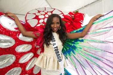 Người đẹp hoàn vũ chuẩn bị trang phục dân tộc