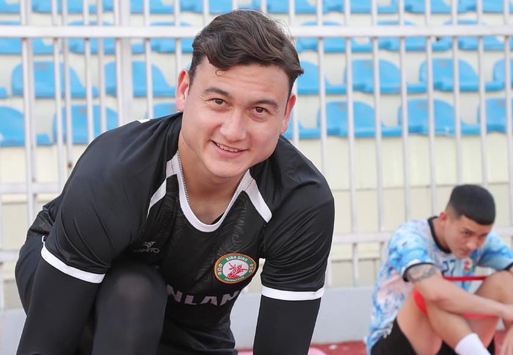 Đặng Văn Lâm tập buổi đầu tiên với CLB Bình Định, khoác áo số 35 - 2 Đặng Văn Lâm tập buổi đầu tiên với CLB Bình Định, khoác áo số 35 - 2
