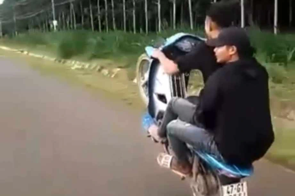 Thanh niên dương tính ma túy, bốc đầu xe trên quốc lộ - 1 Thanh niên dương tính ma túy, bốc đầu xe trên quốc lộ - 1