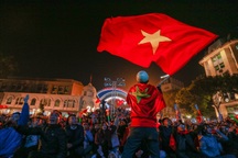 Biển người vỡ òa với ba bàn thắng của U22 Việt Nam vào lưới Indonesia